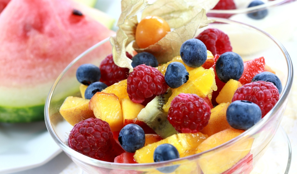 Салат из ягод и фруктов