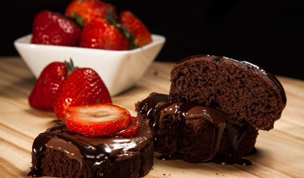 Шоколадный десерт с клубникой