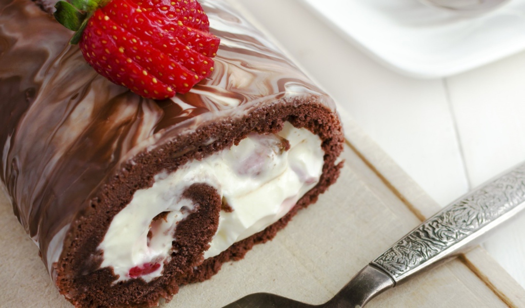 Шоколадный рулет с клубникой