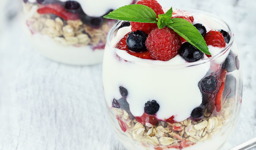 Десерт с орехами и ягодами