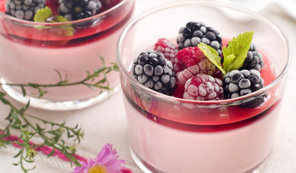 Мороженое с лесными ягодами