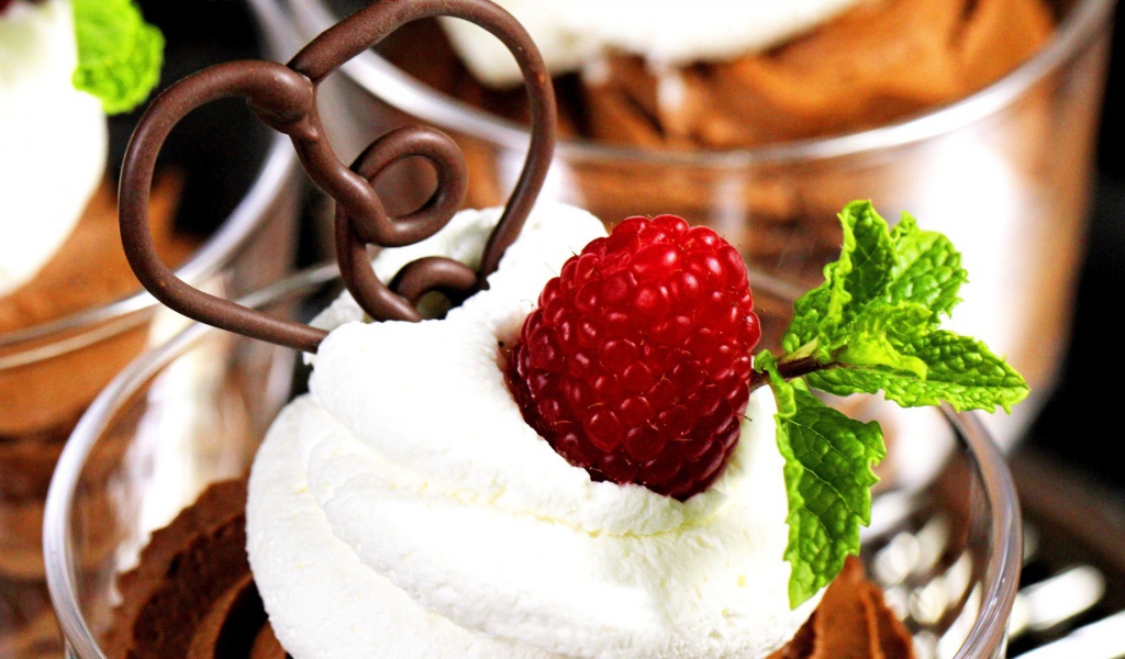 Мороженное с малиной