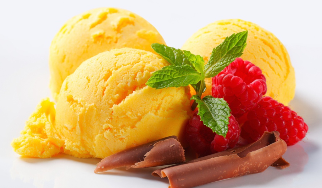 Lemon ice cream with raspberry