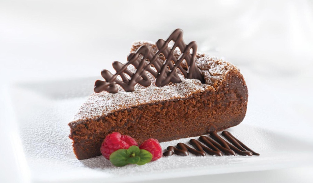 Кусок торта с малиной