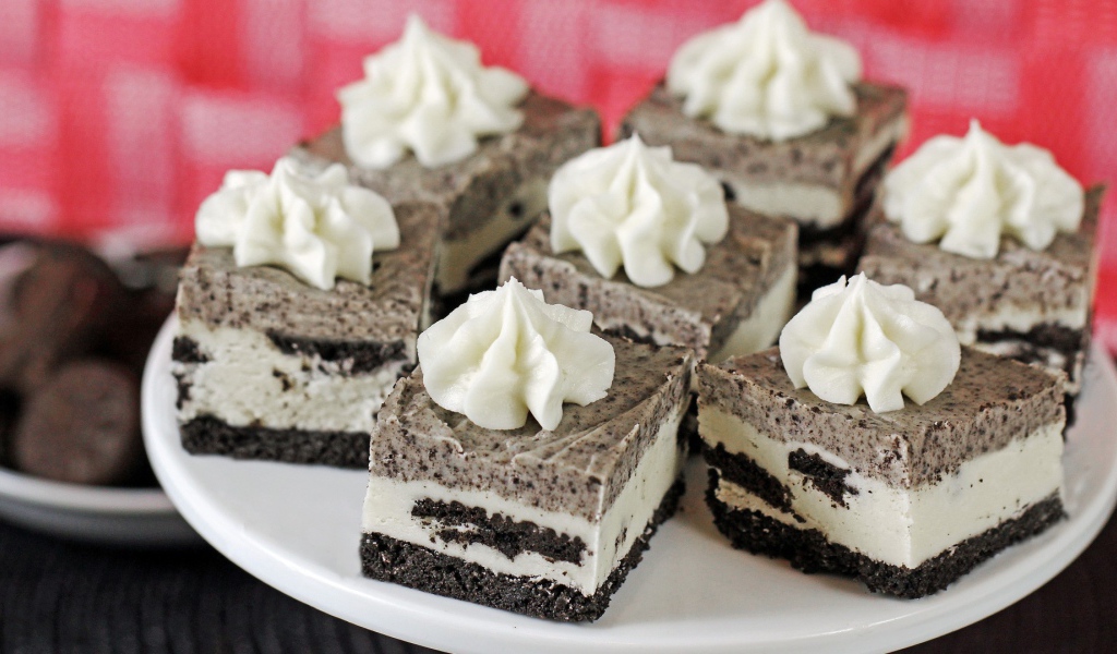 Тарелка с пирожными