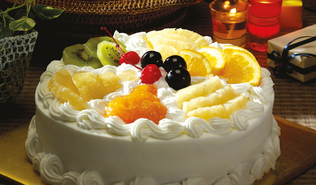 Белый торт с фруктами