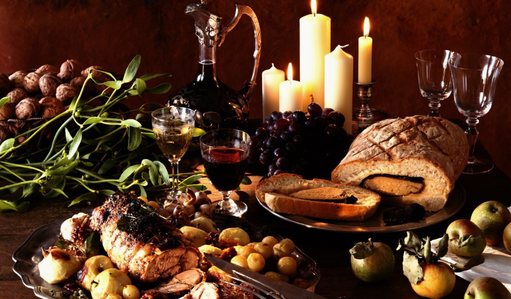 Праздничный стол со свечами