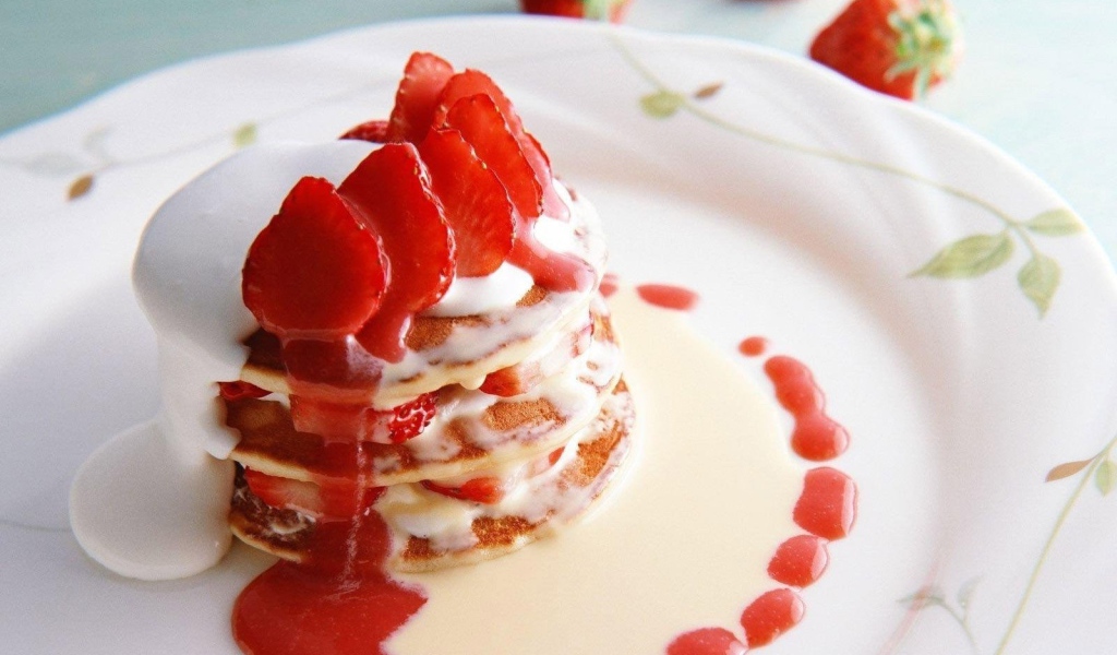 Клубничный десерт со взбитыми сливками