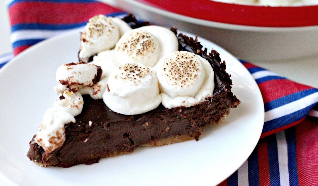 Шоколадный торт с кремом