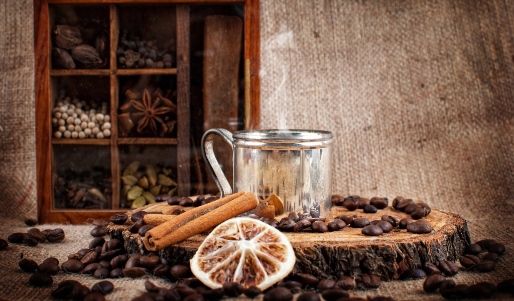 Кофе,палочки корицы и пряности