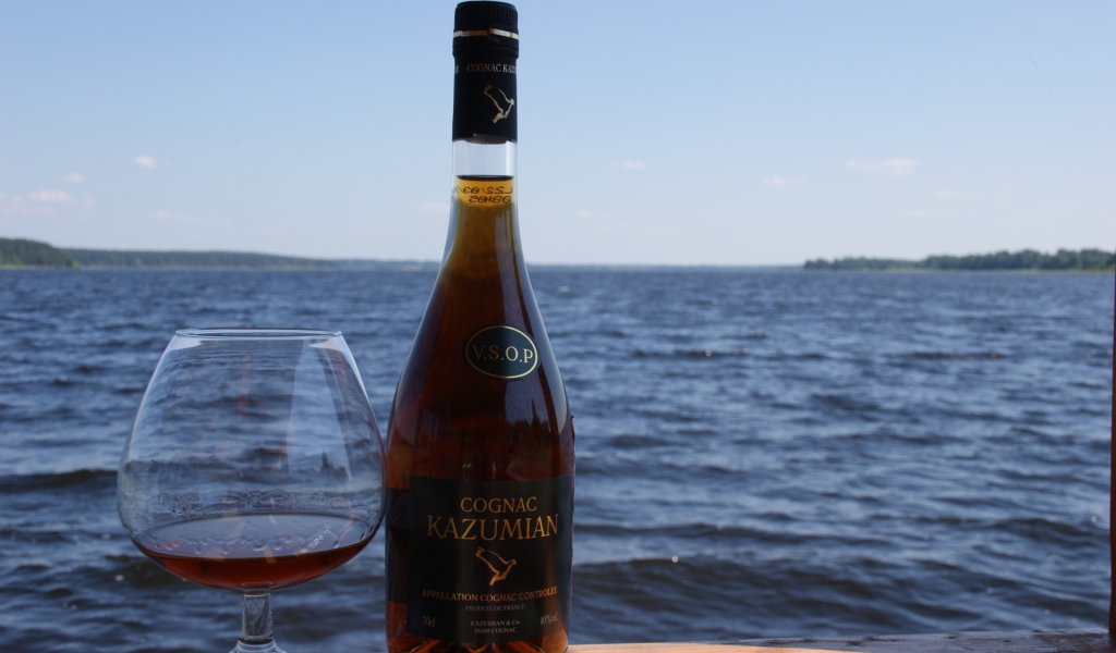 Французский алкоголь на берегу моря