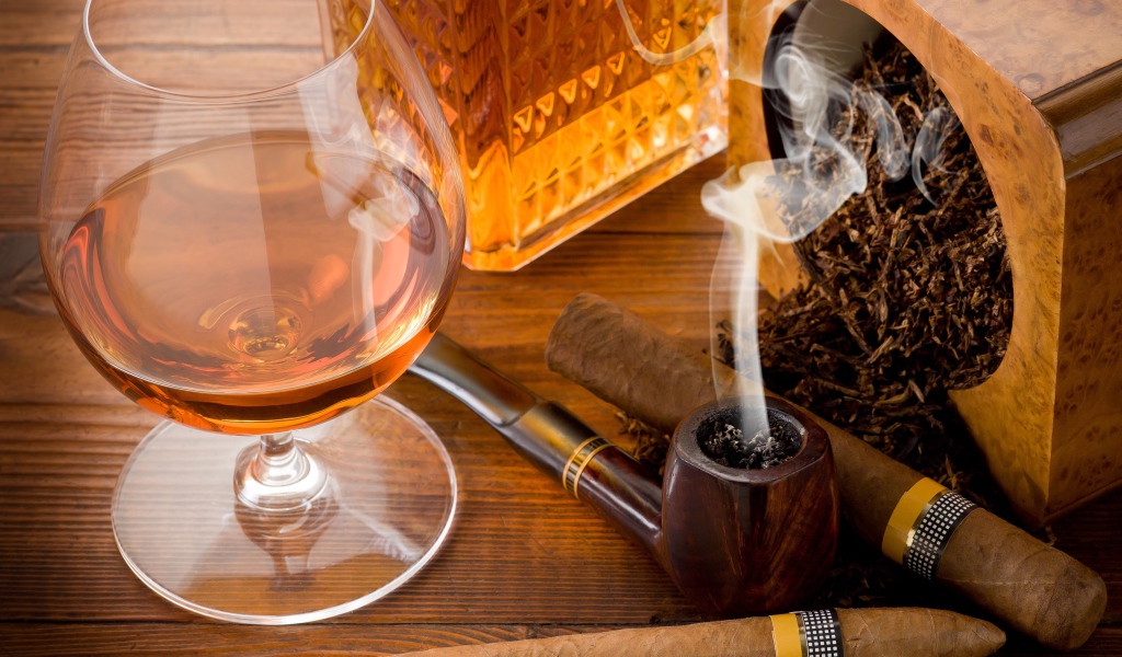 Бокал и трубка с табаком