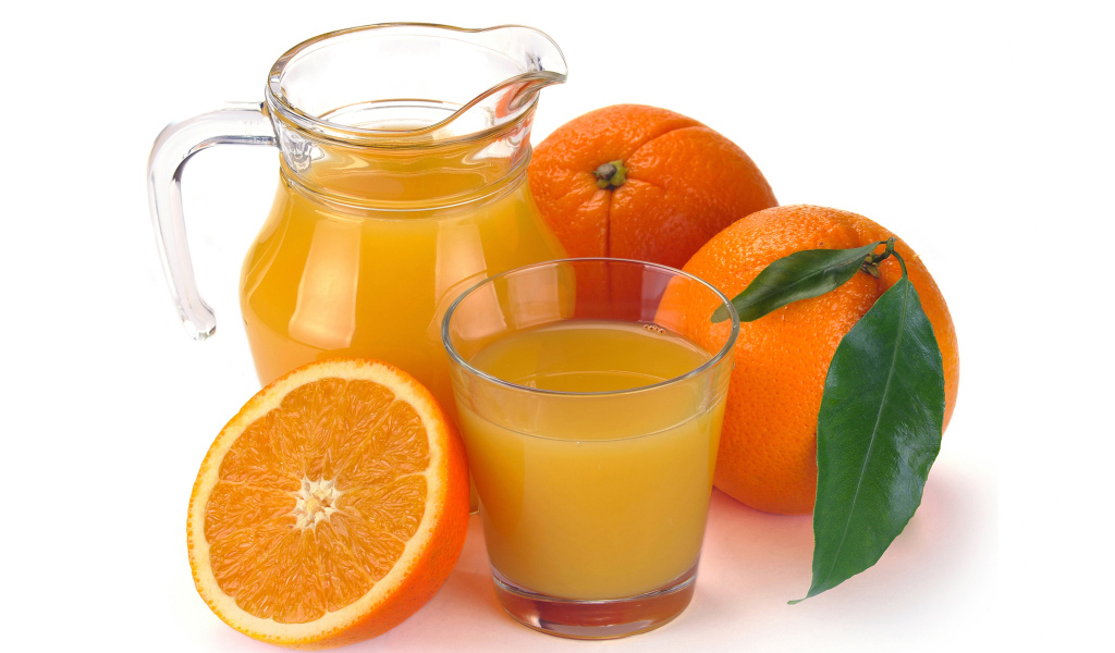 Апельсиновый сок в кувшине