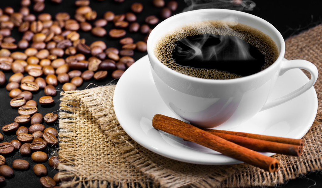 Белая чашка кофе