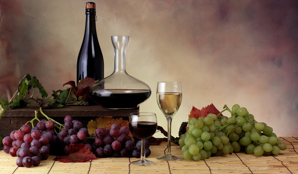 Виноградные гроздья и вино