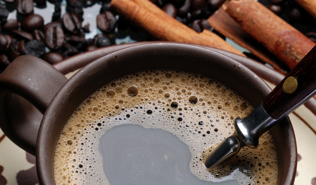 Чашка кофе с корицей