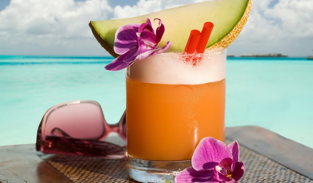 Стакан коктейля и очки