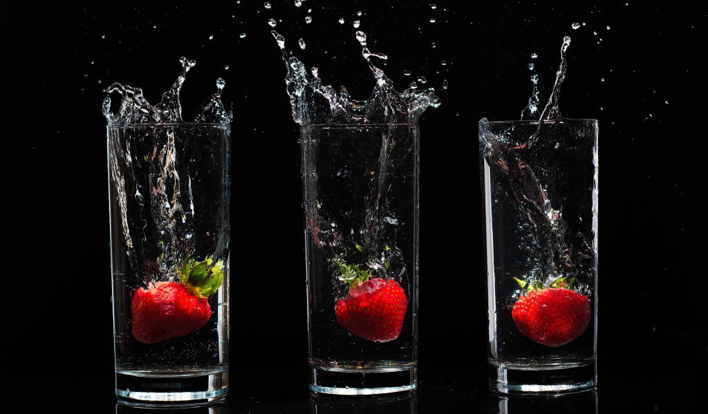 Три стакана с клубникой