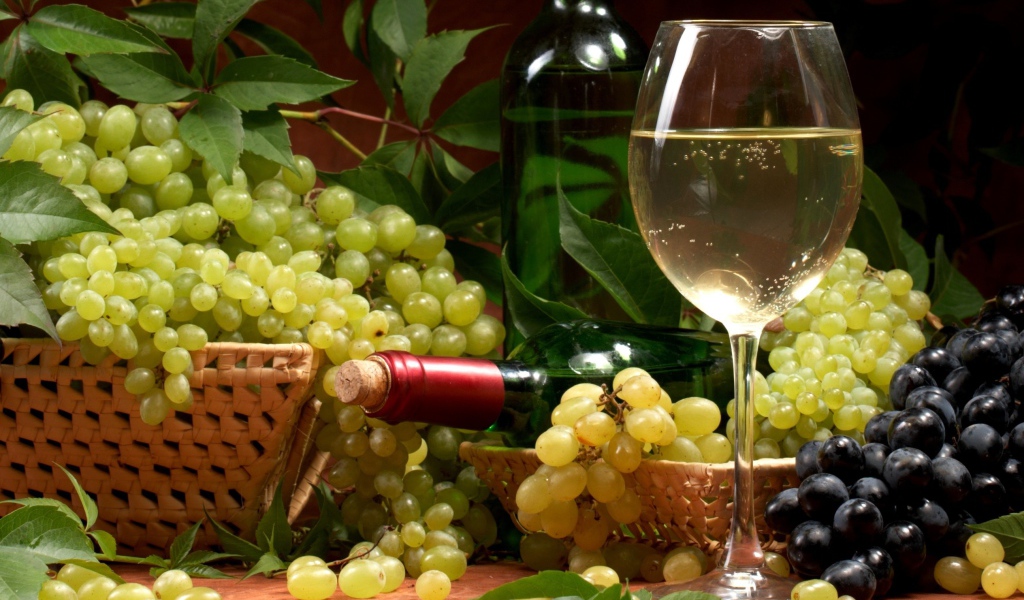 Белое вино и гроздья винограда
