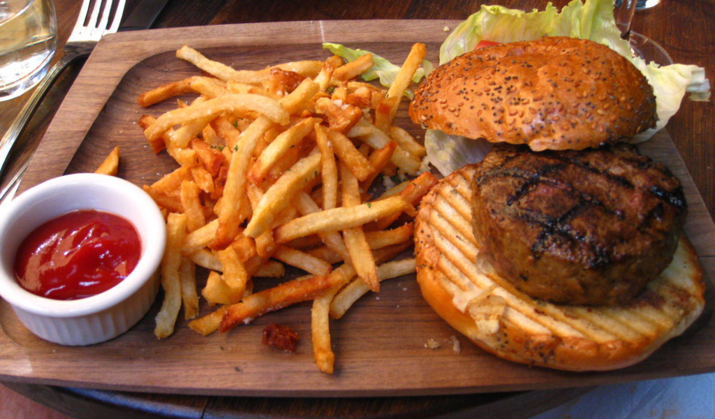 Гамбургер и картофель фри