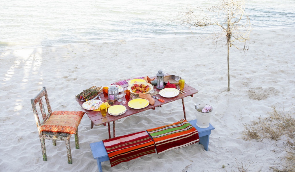 Стол с едой на пляже