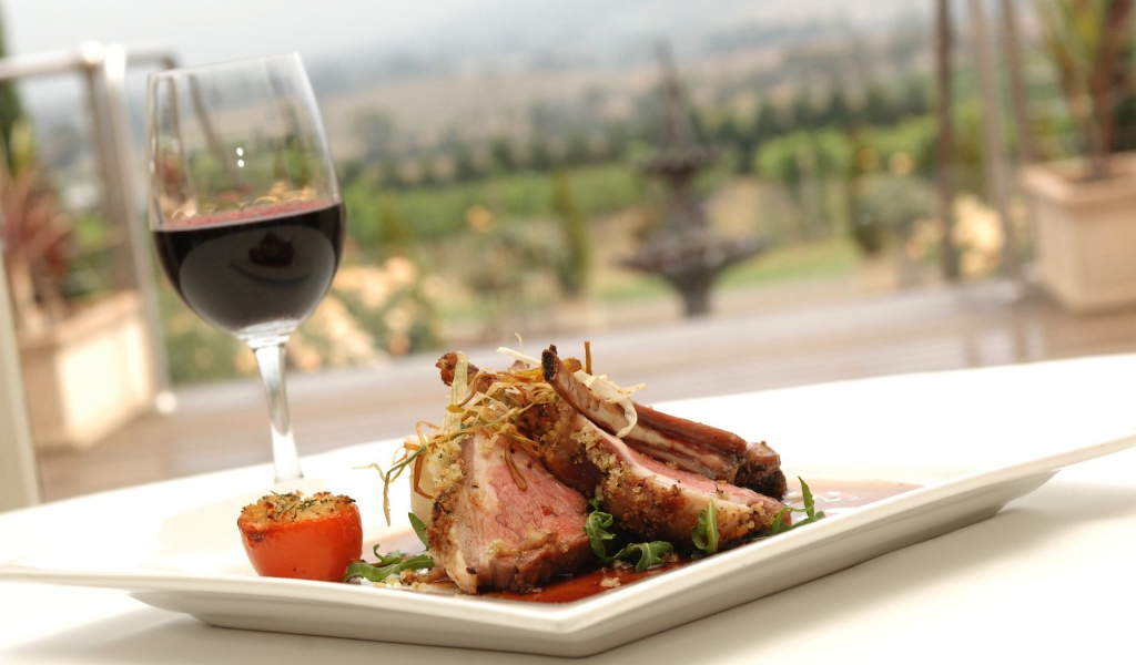 Жареные ребрышки и вино