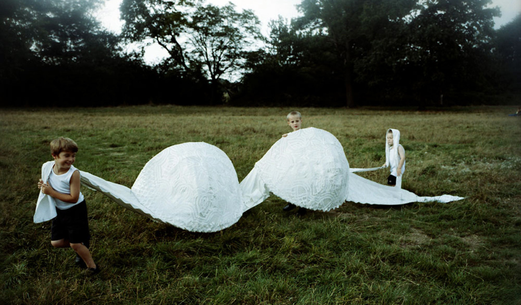 Дети играют бюстгалтером