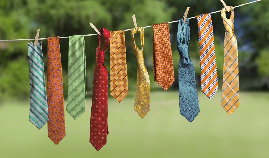 Мужские галстуки на веревке