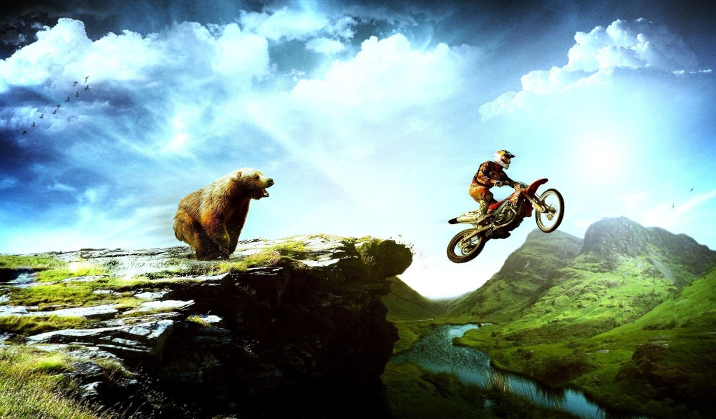 Мотоциклист уехал от медведя