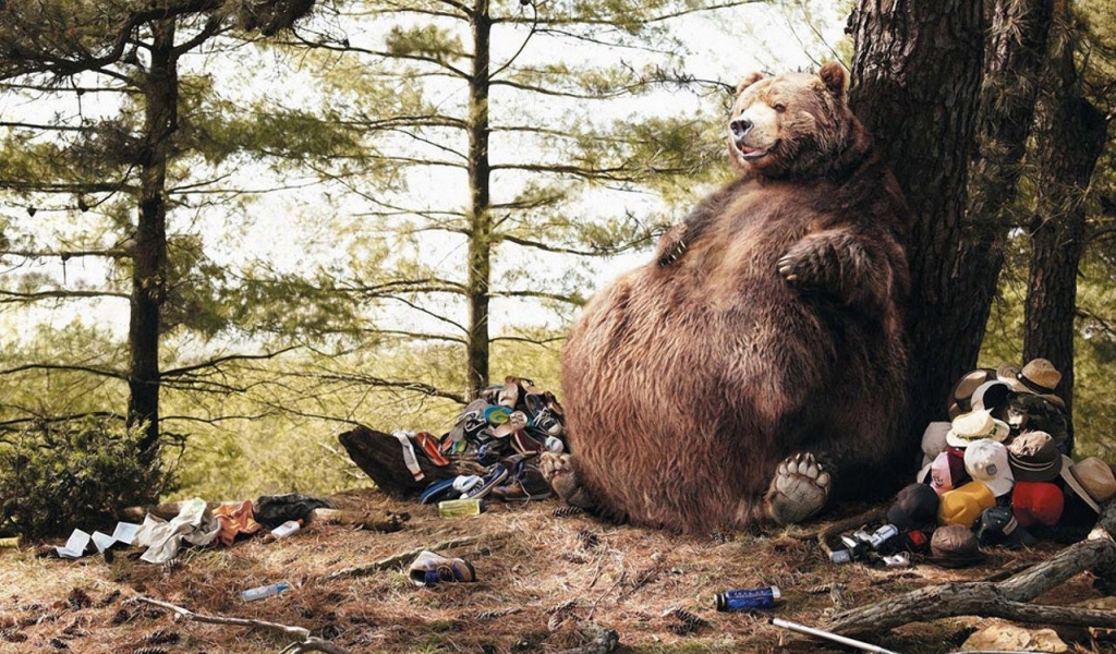 Толстый медведь сидит у дерева