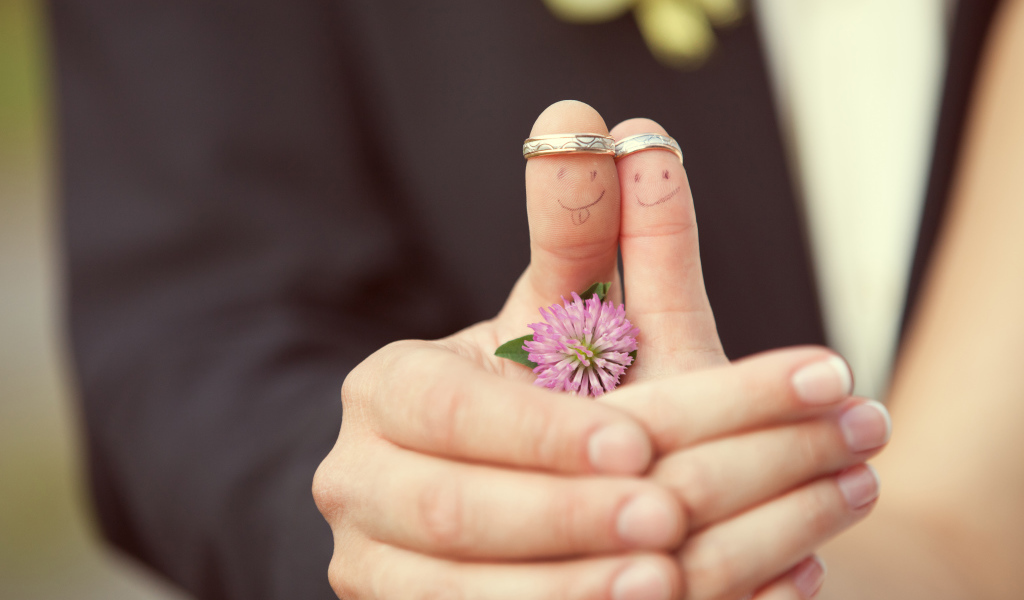 Свадебные кольца на пальцах