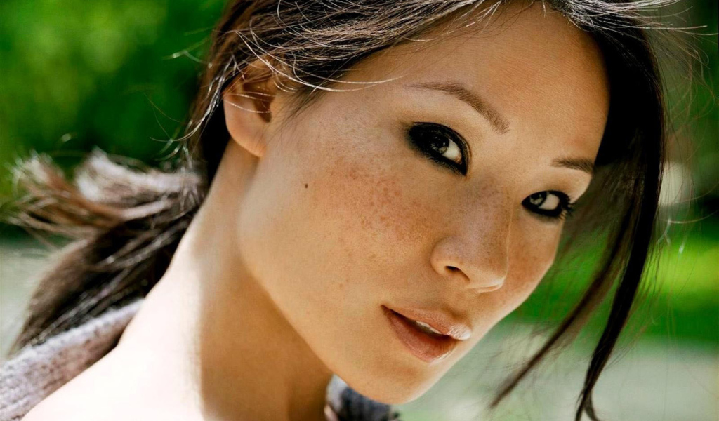 Азиатка с веснушками