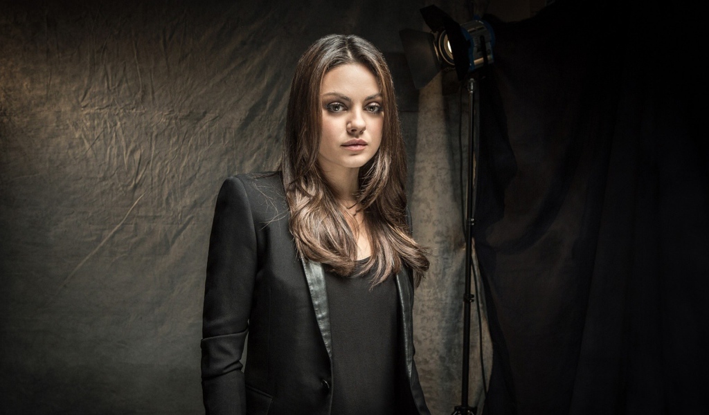 Красивая Мила Кунис