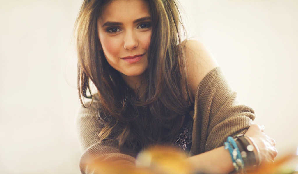 Красивая Нина Добрев