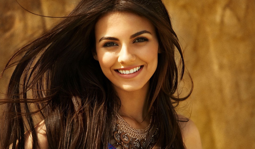 Красивая актриса Настасья Самбурская