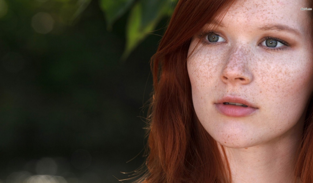 Красивая девушка с веснушками