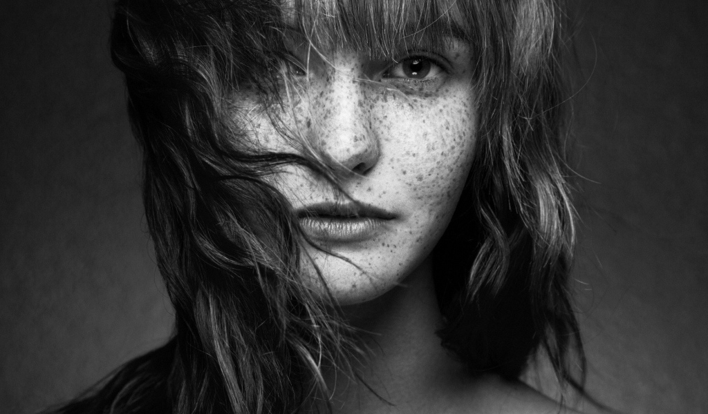 Черно белое фото девушки с веснушками