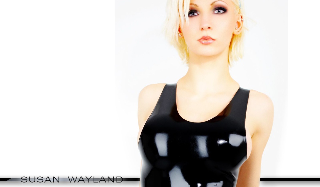 Блондинка в блестящем костюме на белом фоне