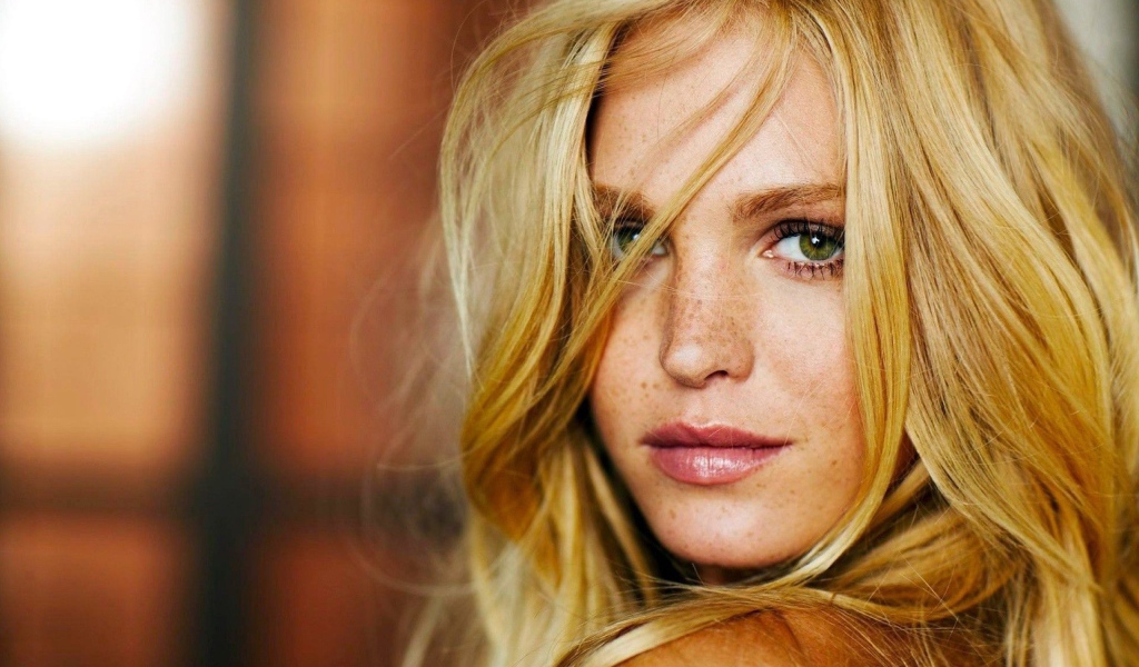 Блондинка с веснушками