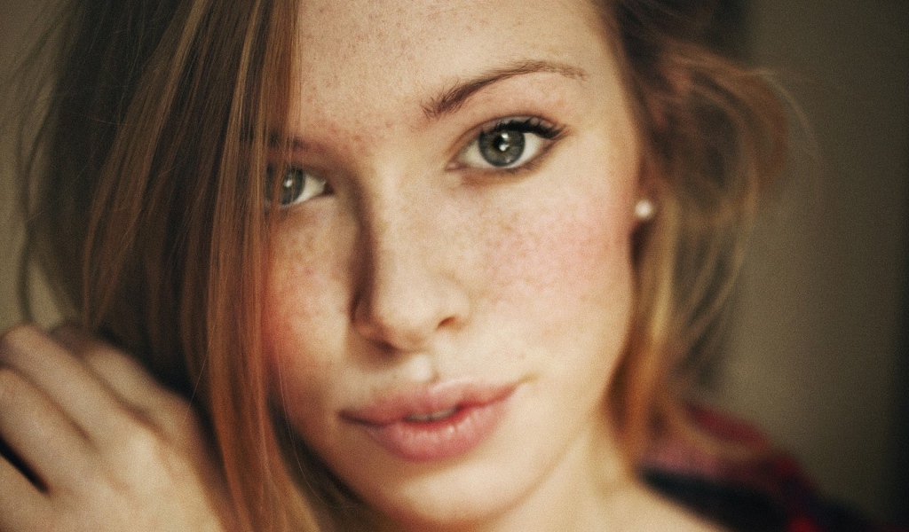 Шатенка с веснушками