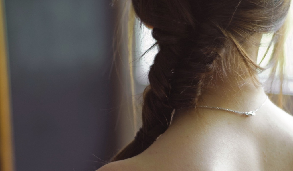 Брюнетка с косой