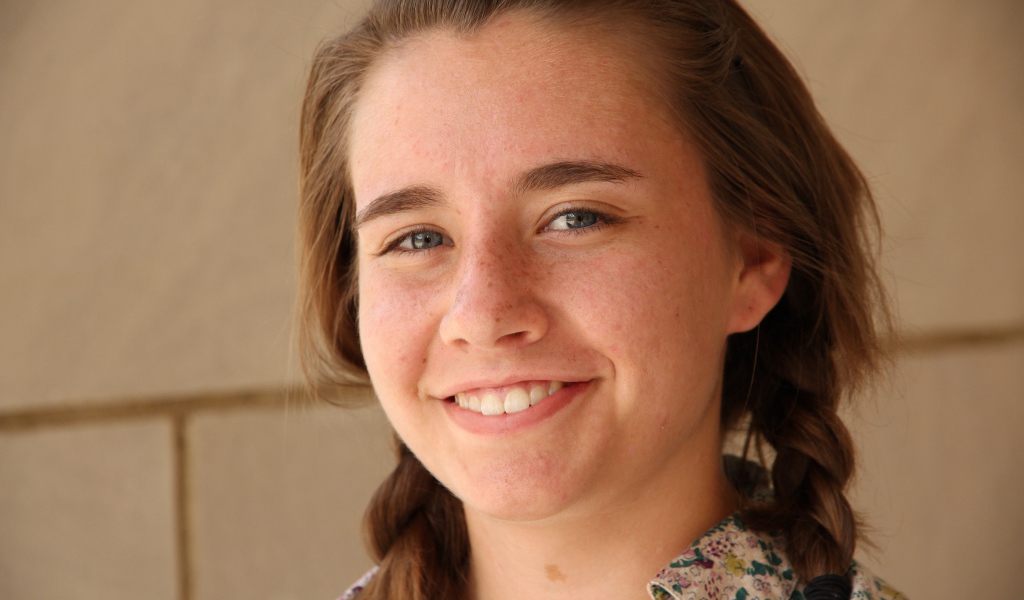 Милая девушка с веснушками