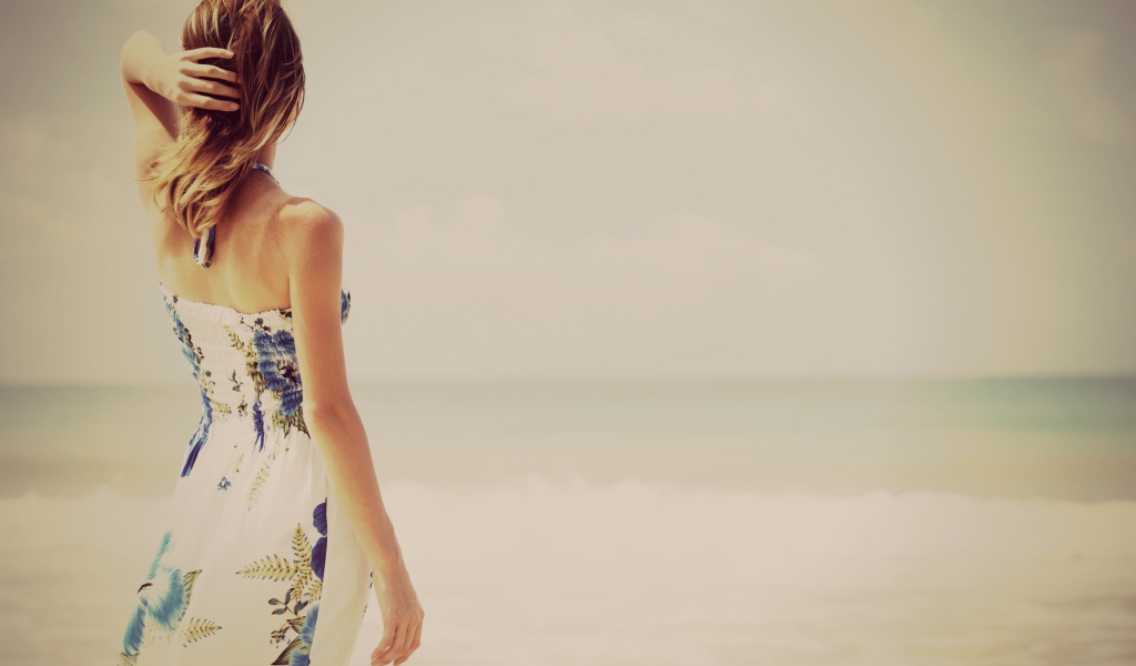 Девушка наслаждается морским бризом