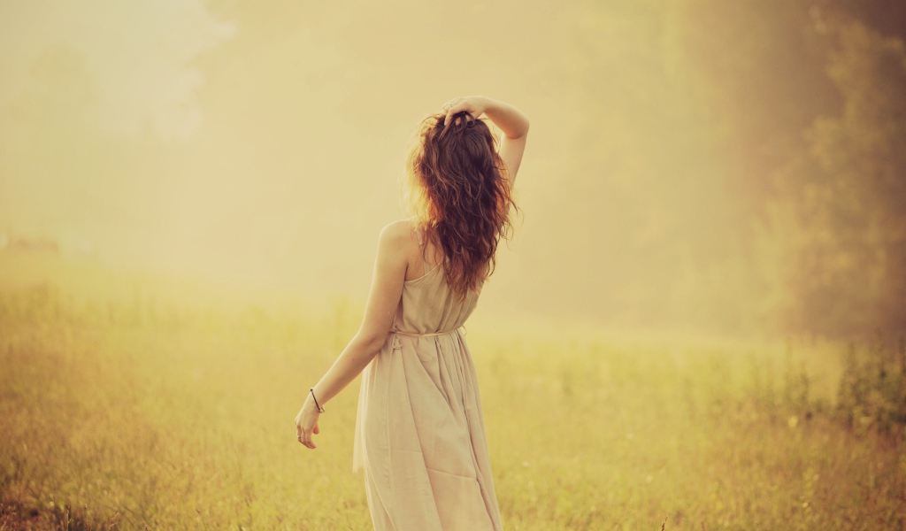 Девушка в льняном платье