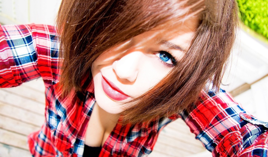 Девушка в клетчатой рубашке