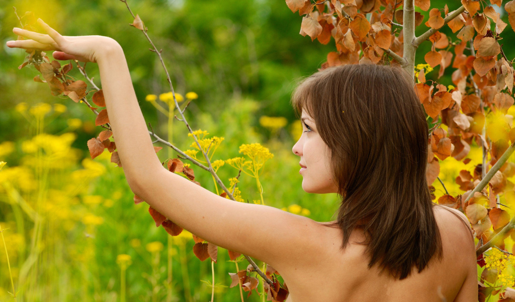 Девушка возле молодого дерева