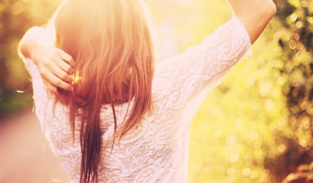 Девушка на прогулке в ясную погоду