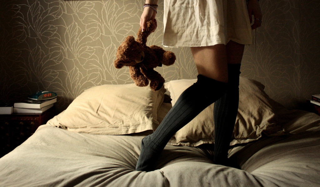 Девушка с плюшевым медведем