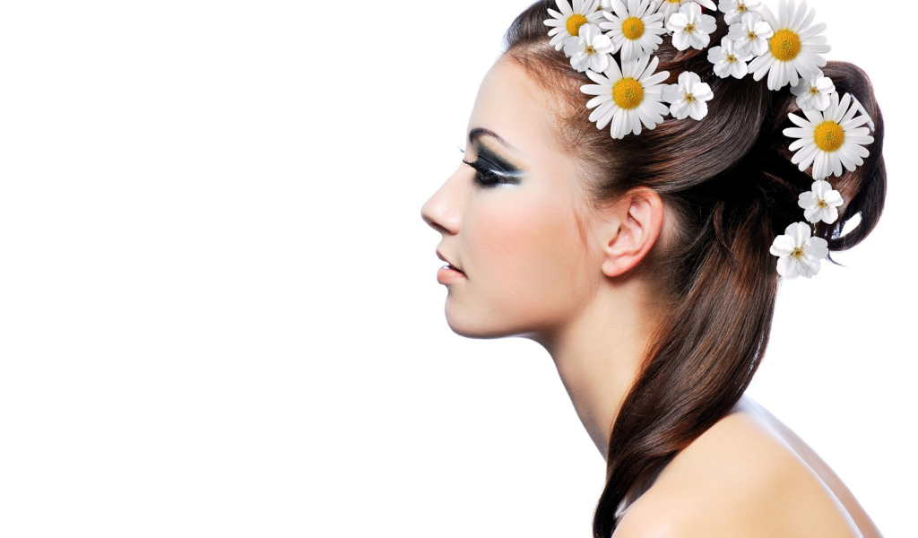 Девушка с ромашками в волосах