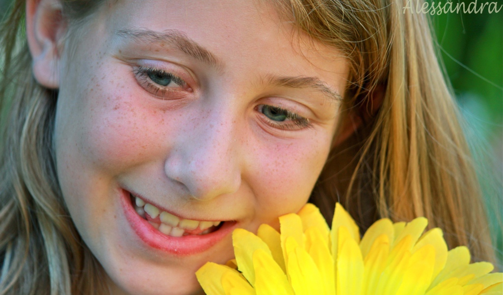 Девушка с веснушками и цветок